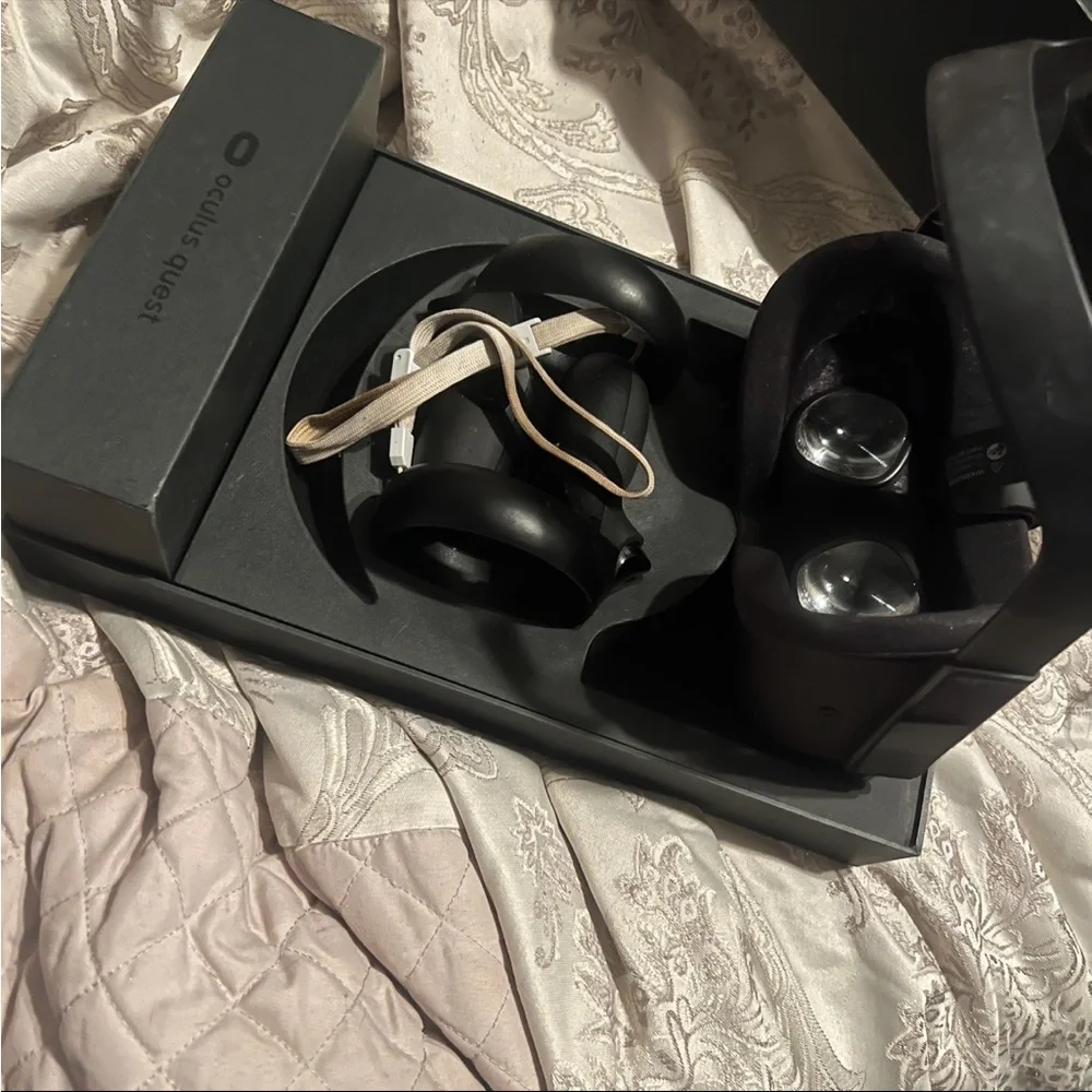 Oculus quest vr head set